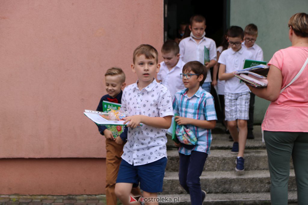 Wakacje 2021 rozpoczęte. Uczniowie ze świadectwami w rękach mogą już wypoczywać [25.06.2021] - zdjęcie #47 - eOstroleka.pl