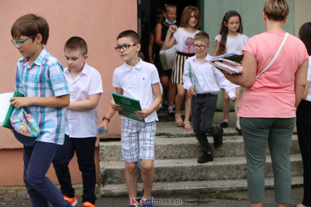 Wakacje 2021 rozpoczęte. Uczniowie ze świadectwami w rękach mogą już wypoczywać [25.06.2021] - zdjęcie #49 - eOstroleka.pl