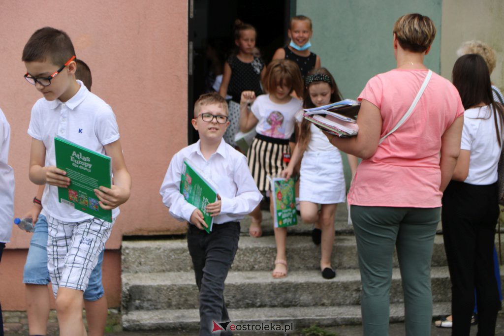 Wakacje 2021 rozpoczęte. Uczniowie ze świadectwami w rękach mogą już wypoczywać [25.06.2021] - zdjęcie #50 - eOstroleka.pl