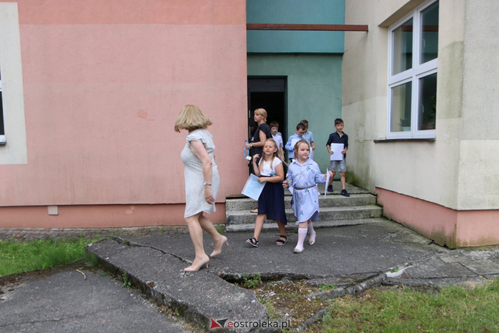 Wakacje 2021 rozpoczęte. Uczniowie ze świadectwami w rękach mogą już wypoczywać [25.06.2021] - zdjęcie #52 - eOstroleka.pl