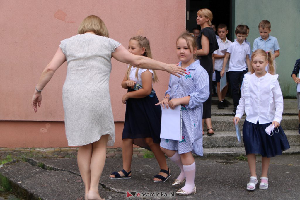 Wakacje 2021 rozpoczęte. Uczniowie ze świadectwami w rękach mogą już wypoczywać [25.06.2021] - zdjęcie #21 - eOstroleka.pl