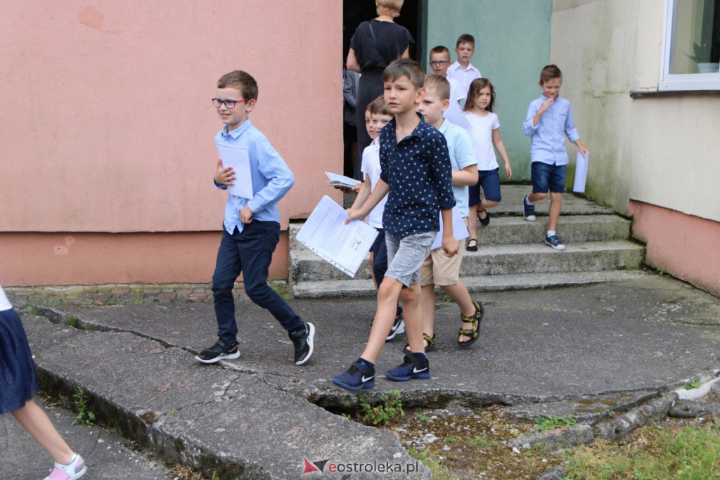 Wakacje 2021 rozpoczęte. Uczniowie ze świadectwami w rękach mogą już wypoczywać [25.06.2021] - zdjęcie #54 - eOstroleka.pl