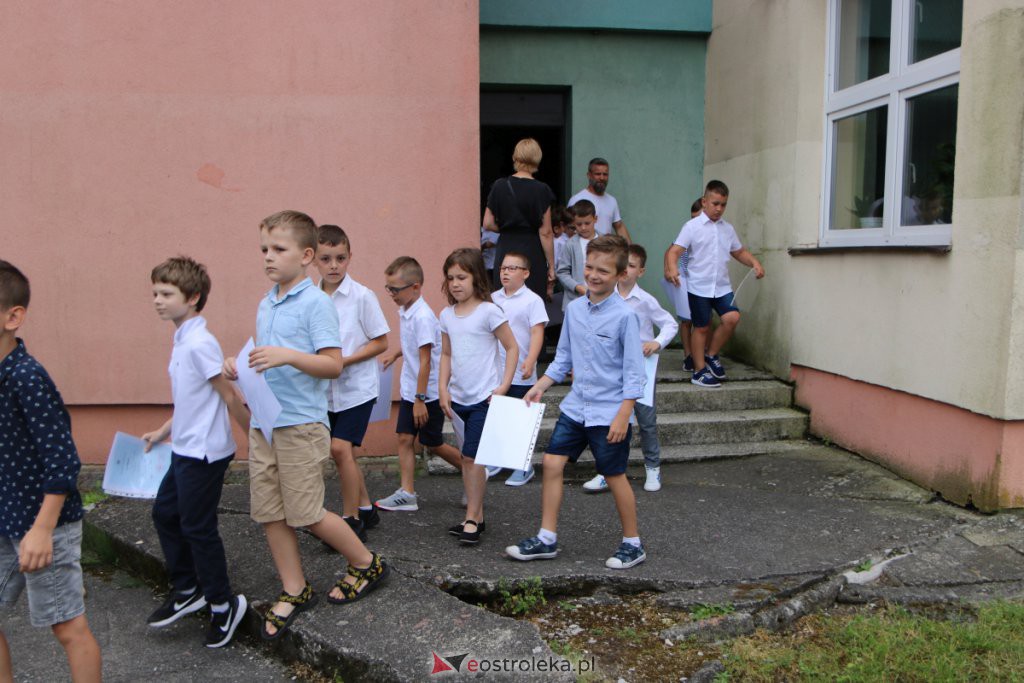 Wakacje 2021 rozpoczęte. Uczniowie ze świadectwami w rękach mogą już wypoczywać [25.06.2021] - zdjęcie #56 - eOstroleka.pl