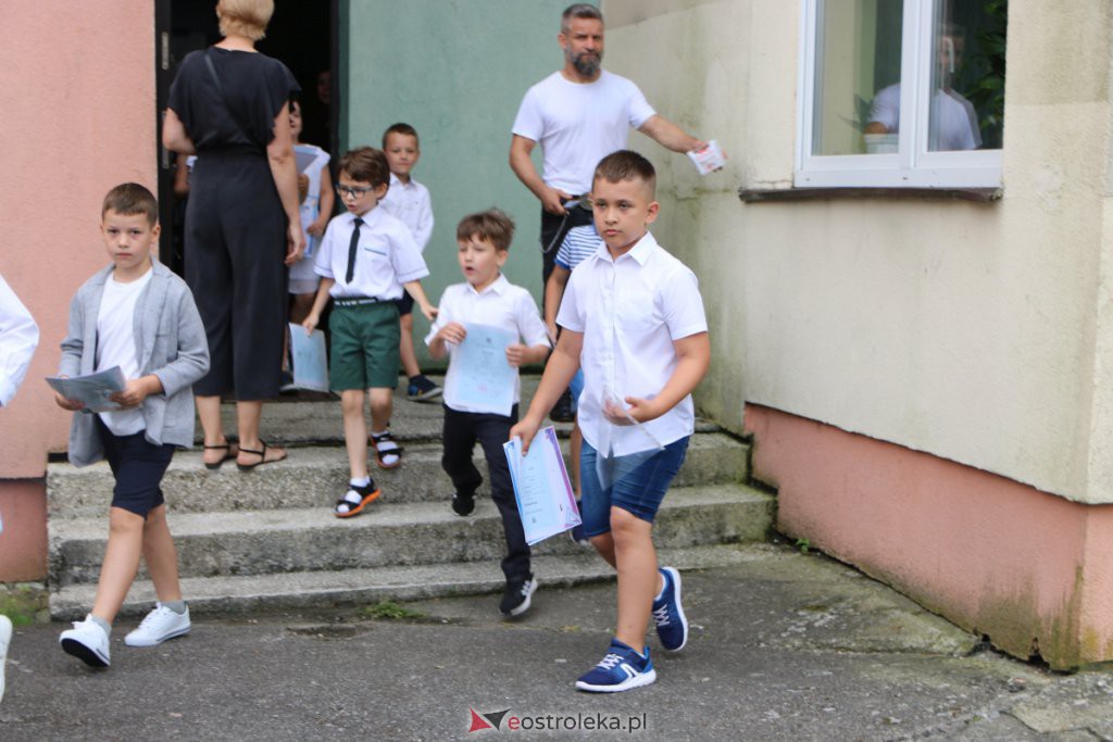 Wakacje 2021 rozpoczęte. Uczniowie ze świadectwami w rękach mogą już wypoczywać [25.06.2021] - zdjęcie #57 - eOstroleka.pl