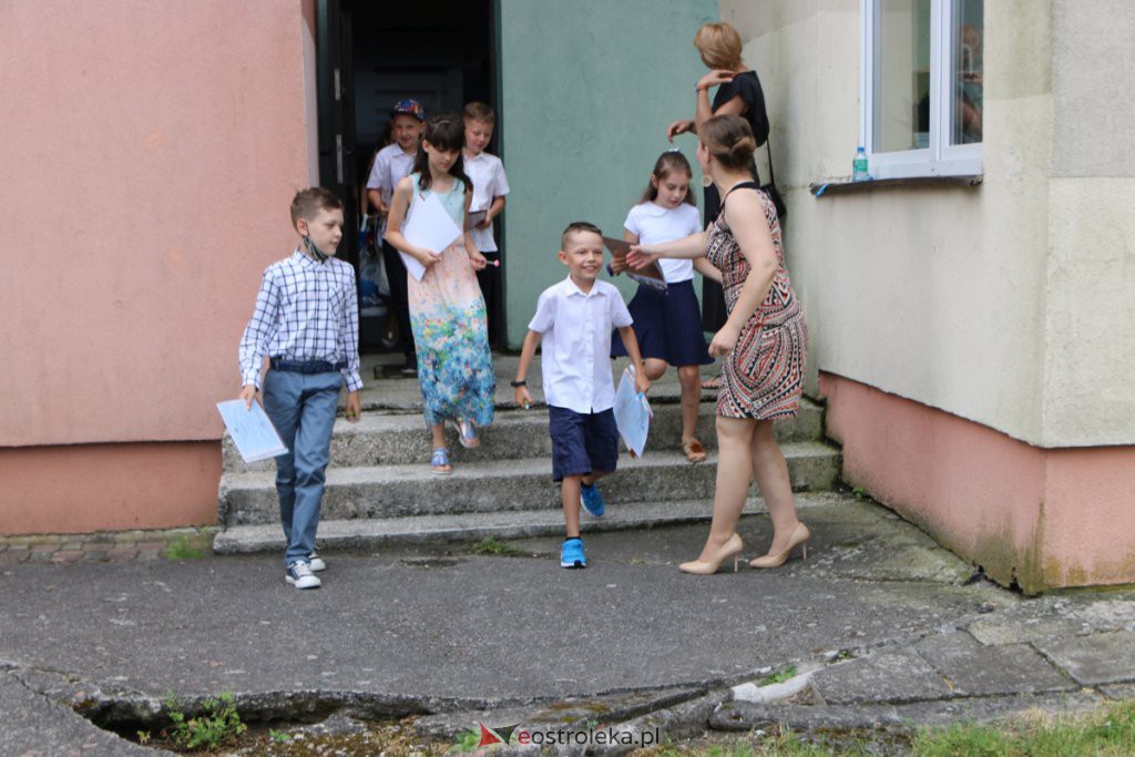 Wakacje 2021 rozpoczęte. Uczniowie ze świadectwami w rękach mogą już wypoczywać [25.06.2021] - zdjęcie #63 - eOstroleka.pl