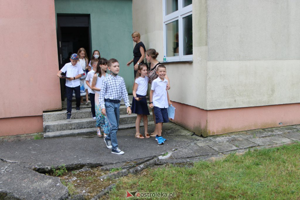Wakacje 2021 rozpoczęte. Uczniowie ze świadectwami w rękach mogą już wypoczywać [25.06.2021] - zdjęcie #64 - eOstroleka.pl
