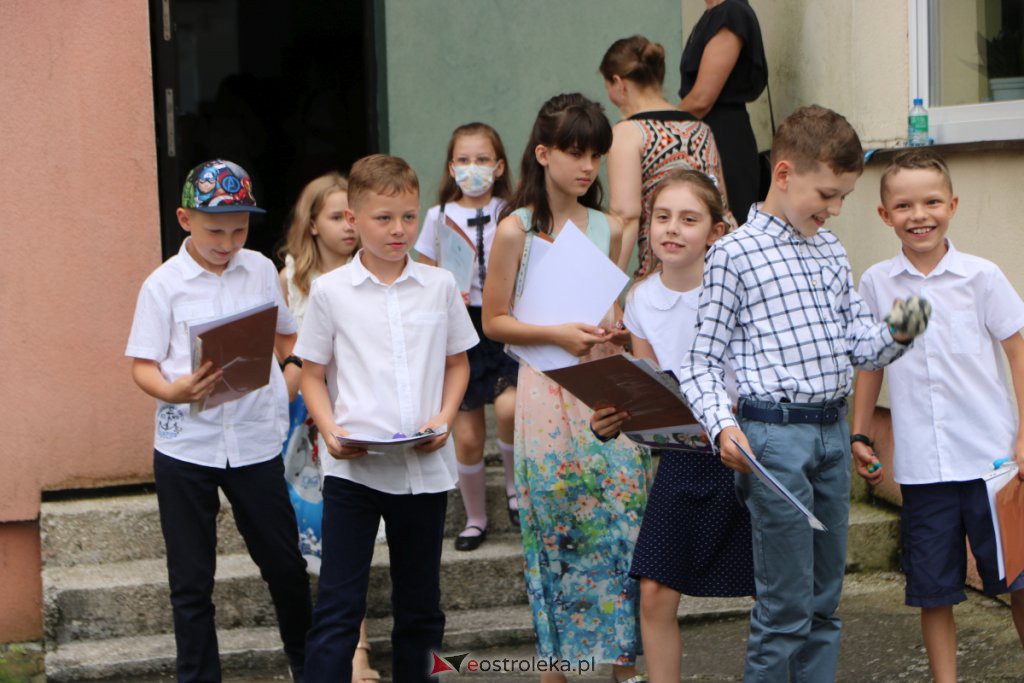 Wakacje 2021 rozpoczęte. Uczniowie ze świadectwami w rękach mogą już wypoczywać [25.06.2021] - zdjęcie #65 - eOstroleka.pl