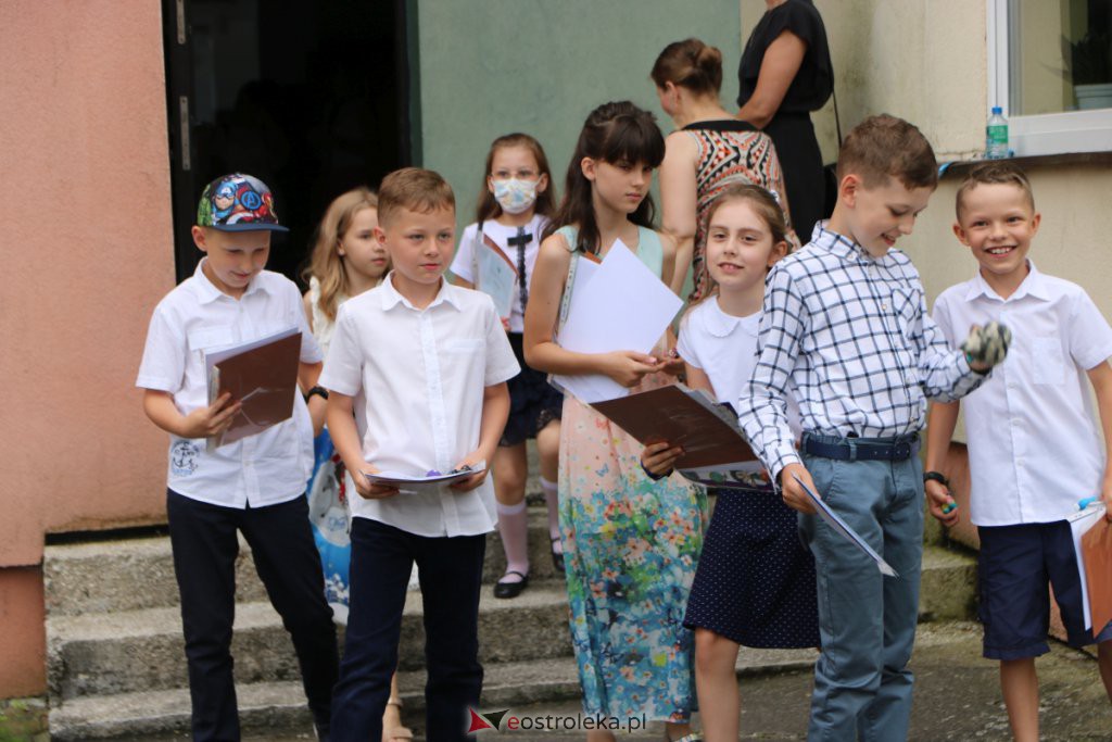 Wakacje 2021 rozpoczęte. Uczniowie ze świadectwami w rękach mogą już wypoczywać [25.06.2021] - zdjęcie #9 - eOstroleka.pl