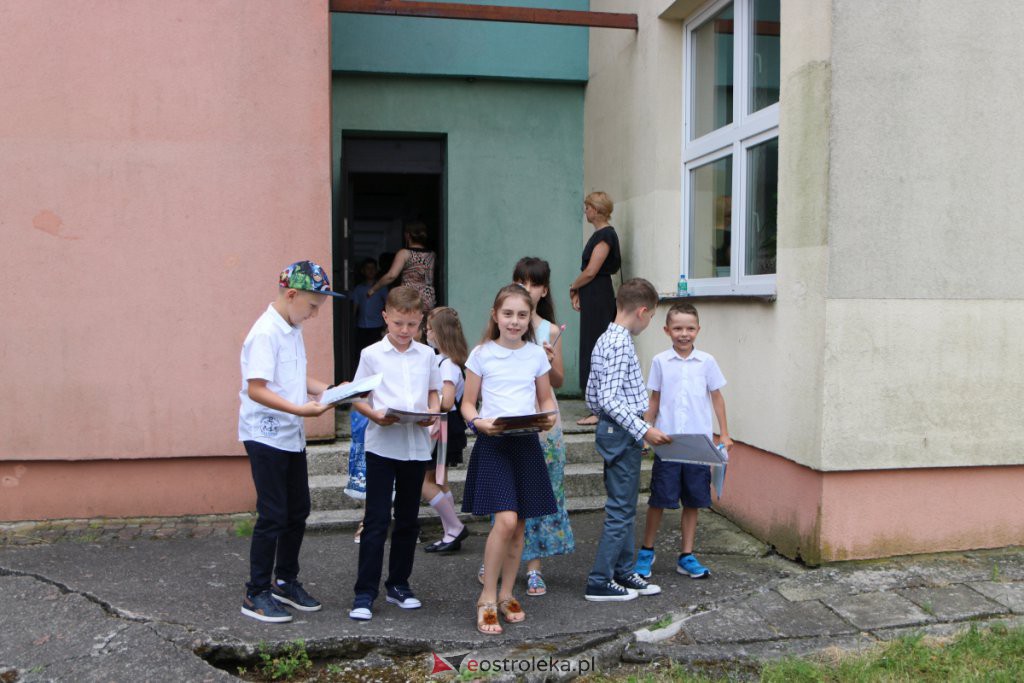 Wakacje 2021 rozpoczęte. Uczniowie ze świadectwami w rękach mogą już wypoczywać [25.06.2021] - zdjęcie #8 - eOstroleka.pl