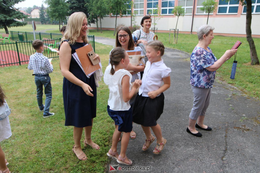 Wakacje 2021 rozpoczęte. Uczniowie ze świadectwami w rękach mogą już wypoczywać [25.06.2021] - zdjęcie #73 - eOstroleka.pl