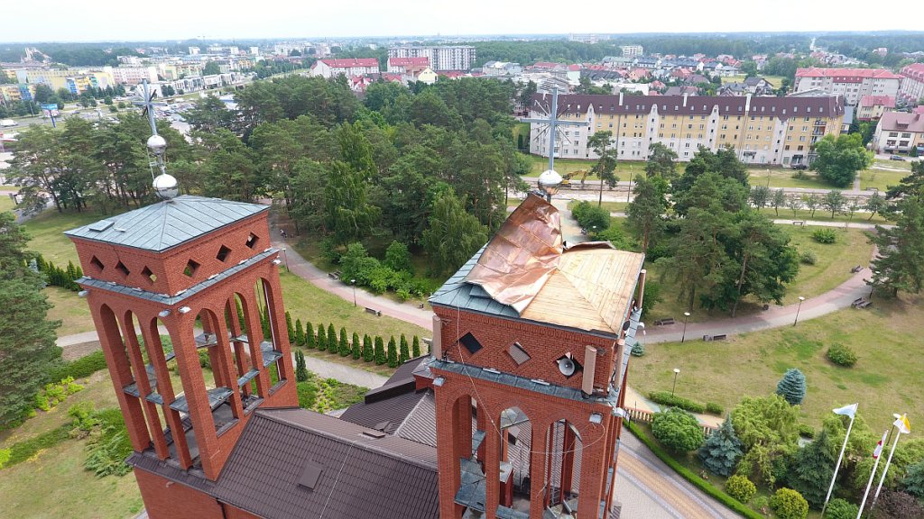 Uszkodzony przez wichurę dach kościoła pw. Zbawiciela Świata w Ostrołęce [25.06.2021] - zdjęcie #2 - eOstroleka.pl