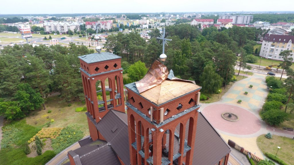 Uszkodzony przez wichurę dach kościoła pw. Zbawiciela Świata w Ostrołęce [25.06.2021] - zdjęcie #3 - eOstroleka.pl