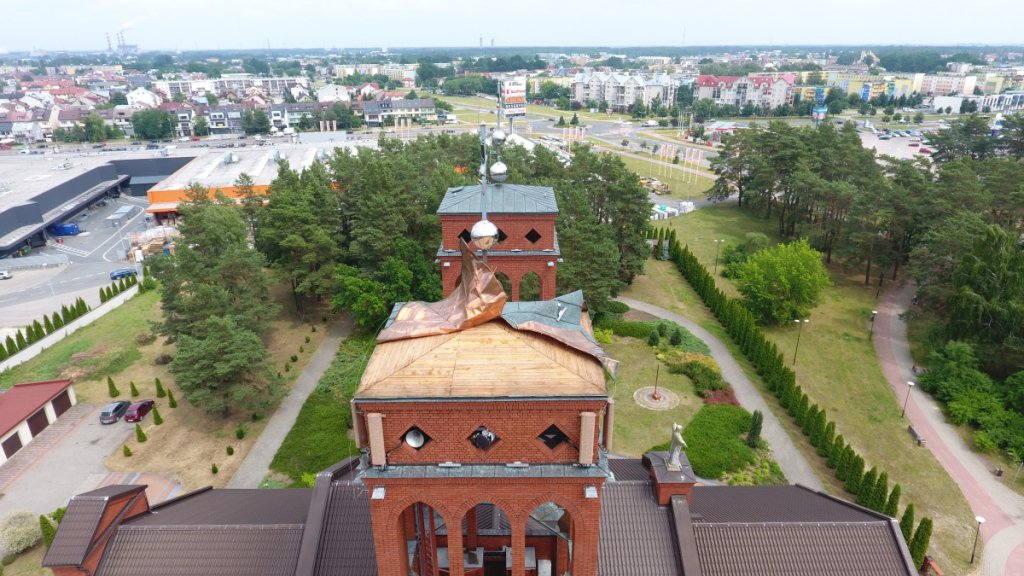 Uszkodzony przez wichurę dach kościoła pw. Zbawiciela Świata w Ostrołęce [25.06.2021] - zdjęcie #4 - eOstroleka.pl