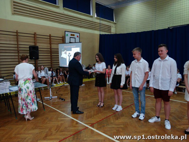 Zakończenie roku szkolnego w SP nr 1 [25.06.2021] - zdjęcie #54 - eOstroleka.pl