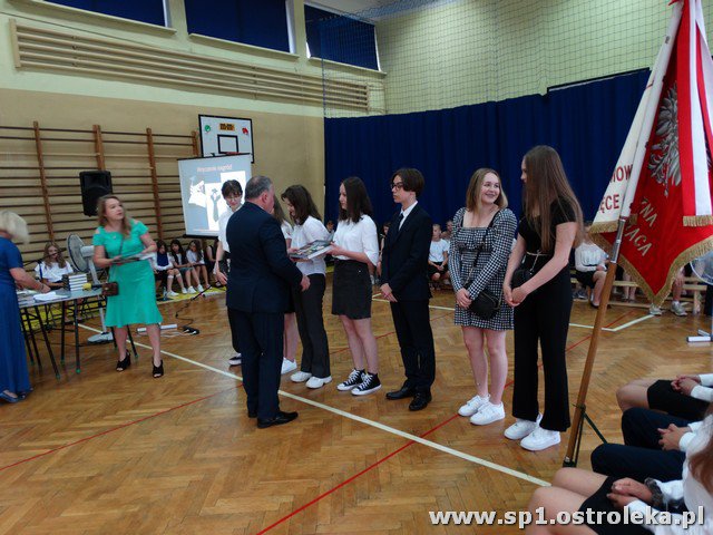 Zakończenie roku szkolnego w SP nr 1 [25.06.2021] - zdjęcie #77 - eOstroleka.pl
