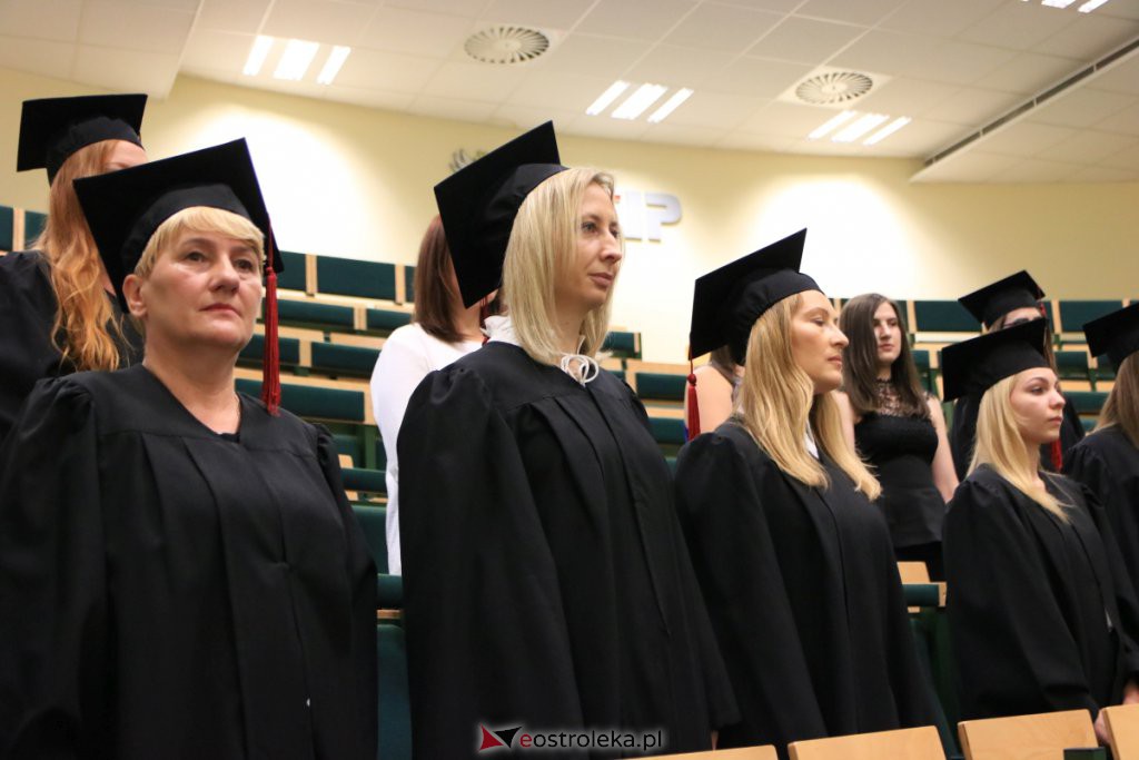 Uroczyste posiedzenie senatu WSAP na zakończenie roku akademickiego [03.07.2021] - zdjęcie #50 - eOstroleka.pl