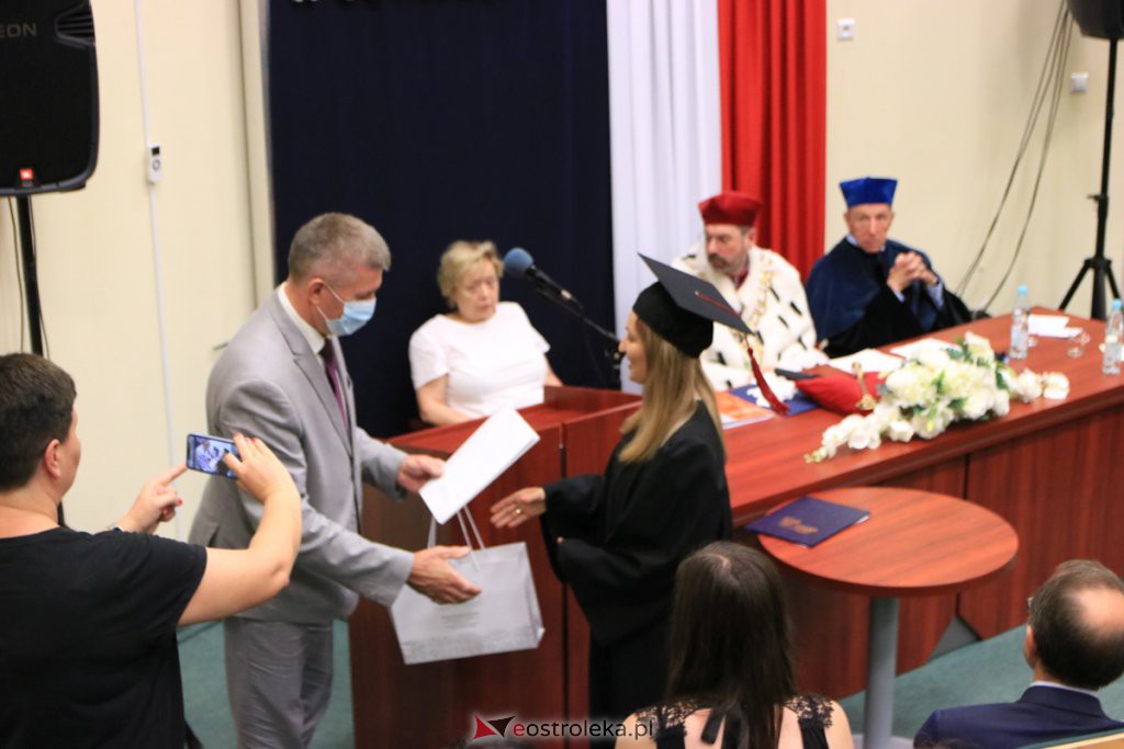 Uroczyste posiedzenie senatu WSAP na zakończenie roku akademickiego [03.07.2021] - zdjęcie #8 - eOstroleka.pl