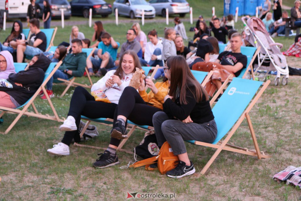 „W starym dobrym stylu” – kino letnie na plaży miejskiej [03.07.2021] - zdjęcie #19 - eOstroleka.pl