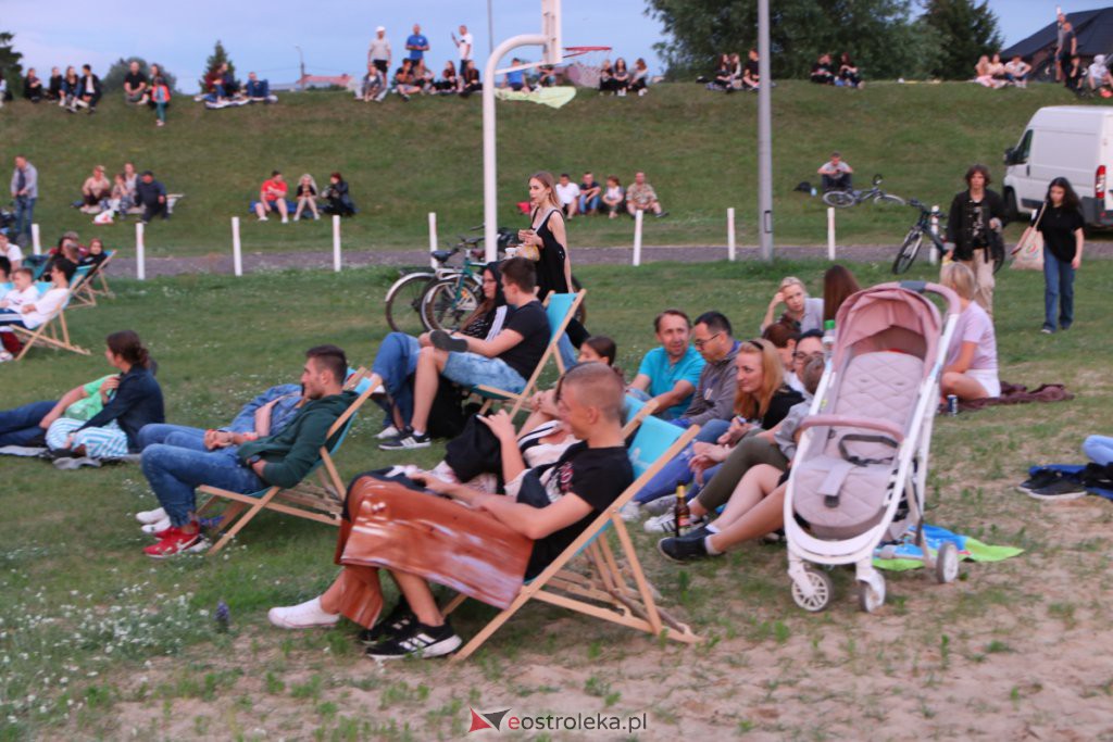 „W starym dobrym stylu” – kino letnie na plaży miejskiej [03.07.2021] - zdjęcie #21 - eOstroleka.pl
