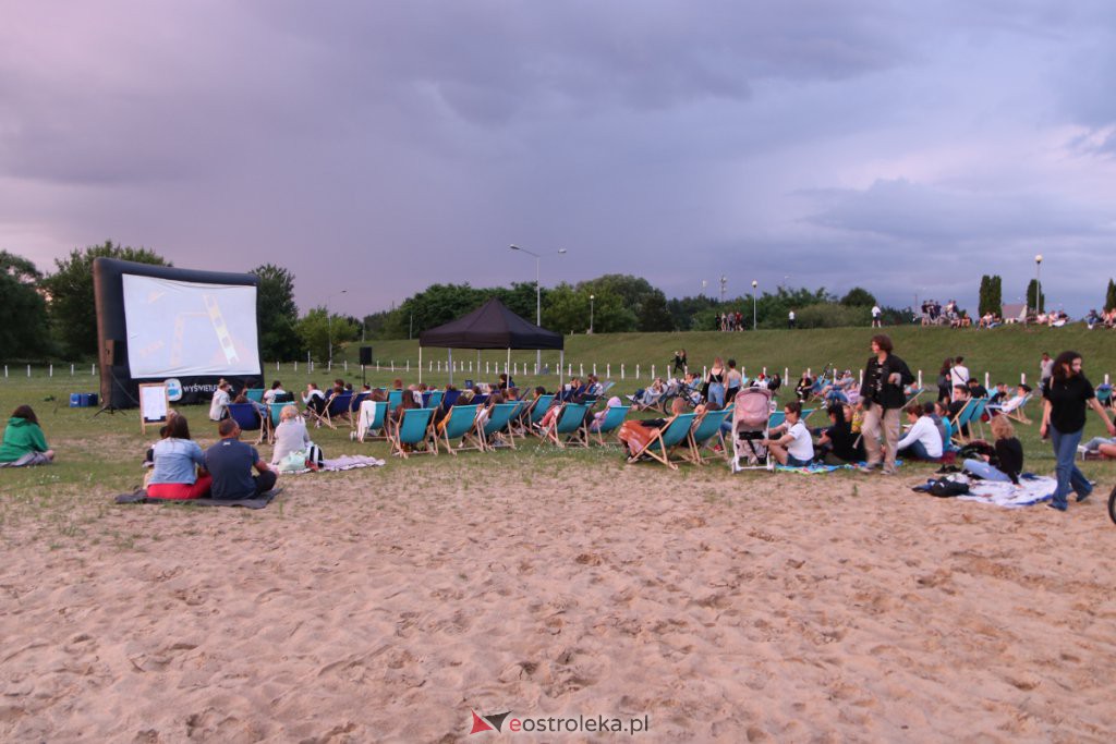 „W starym dobrym stylu” – kino letnie na plaży miejskiej [03.07.2021] - zdjęcie #22 - eOstroleka.pl