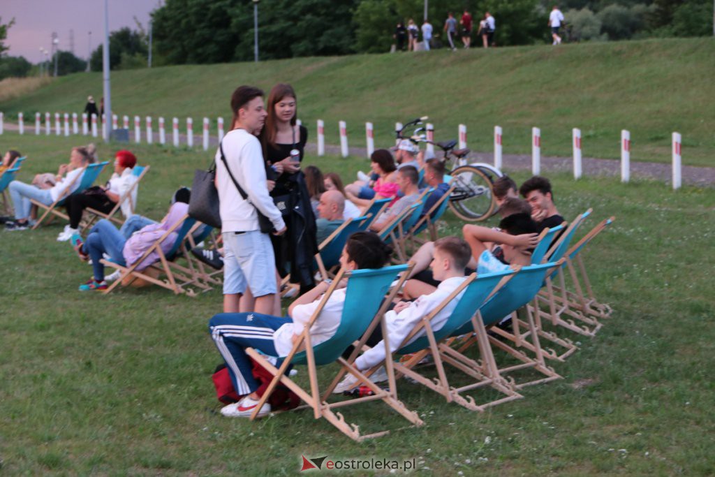 „W starym dobrym stylu” – kino letnie na plaży miejskiej [03.07.2021] - zdjęcie #23 - eOstroleka.pl
