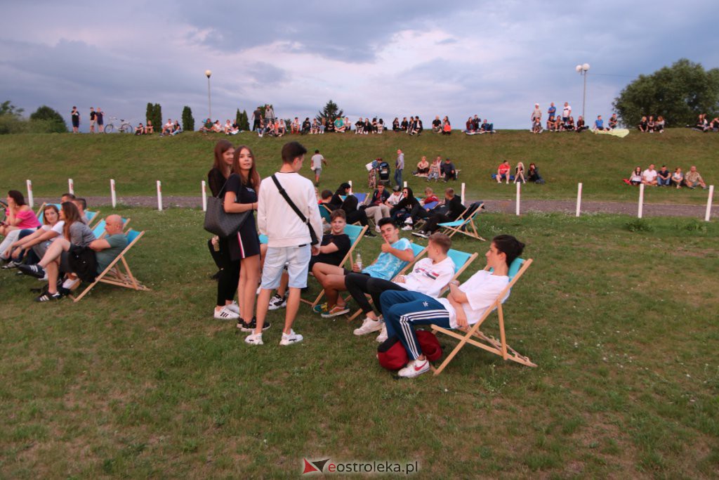 „W starym dobrym stylu” – kino letnie na plaży miejskiej [03.07.2021] - zdjęcie #24 - eOstroleka.pl