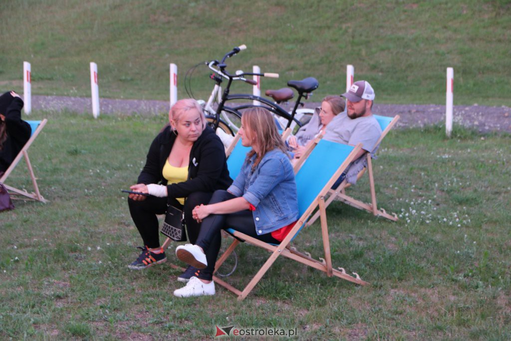 „W starym dobrym stylu” – kino letnie na plaży miejskiej [03.07.2021] - zdjęcie #28 - eOstroleka.pl