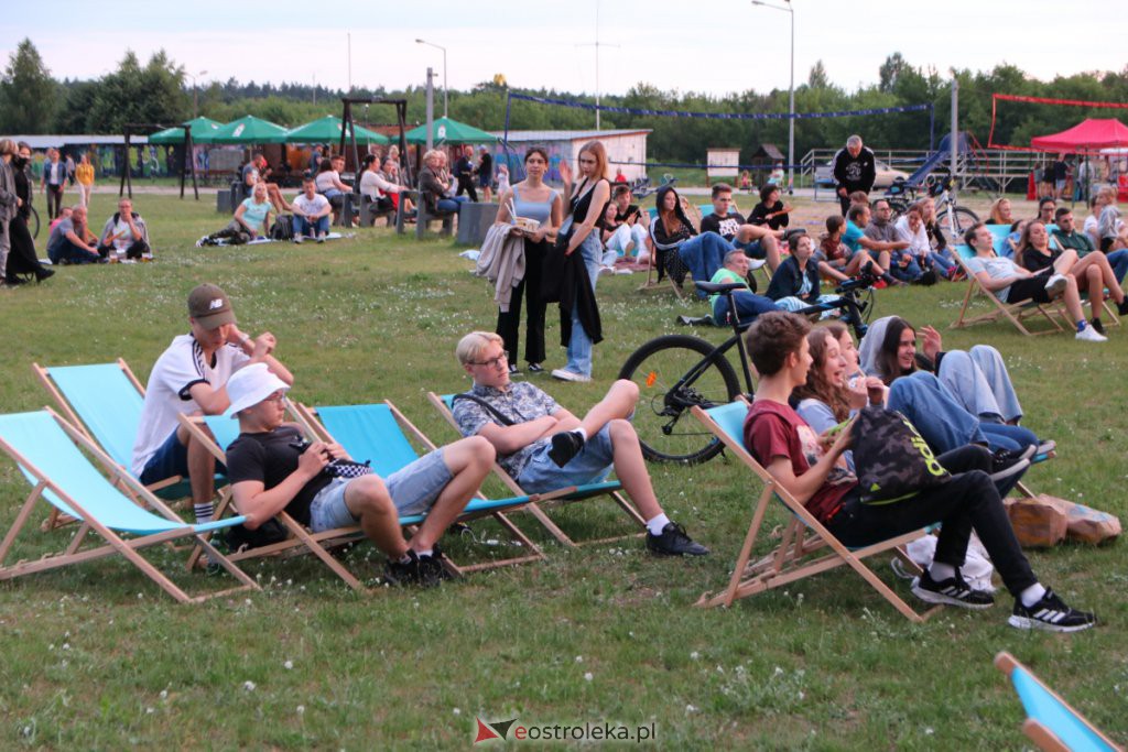 „W starym dobrym stylu” – kino letnie na plaży miejskiej [03.07.2021] - zdjęcie #34 - eOstroleka.pl