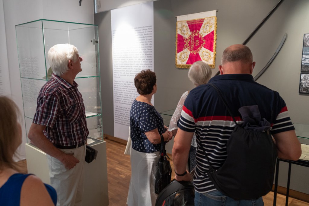 Zwiedzali z kuratorem wystawę „Przybyli ułani do Ostrołęki” w Muzeum Kultury Kurpiowskiej [11.07.2021} - zdjęcie #14 - eOstroleka.pl