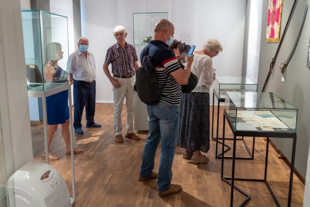 Zwiedzali z kuratorem wystawę „Przybyli ułani do Ostrołęki” w Muzeum Kultury Kurpiowskiej [11.07.2021} - zdjęcie #16 - eOstroleka.pl