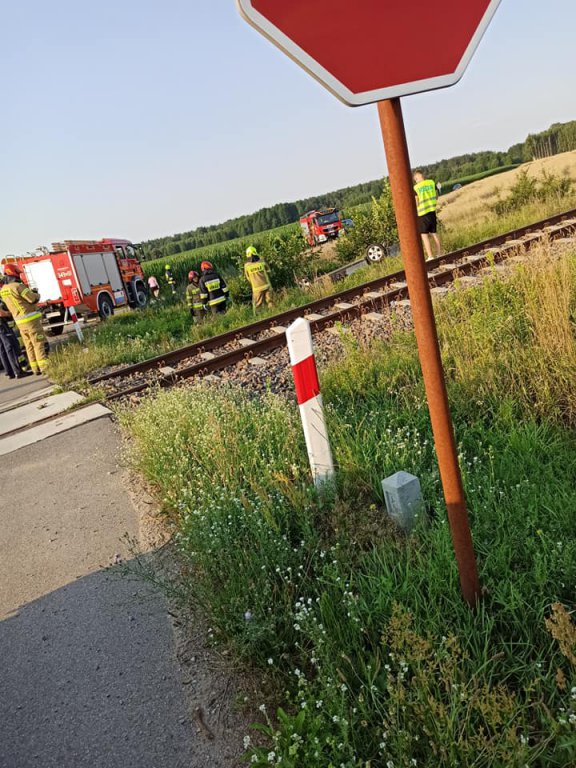 Wypadek na przejeździe kolejowym w Grucelach [12.07.2021] - zdjęcie #18 - eOstroleka.pl