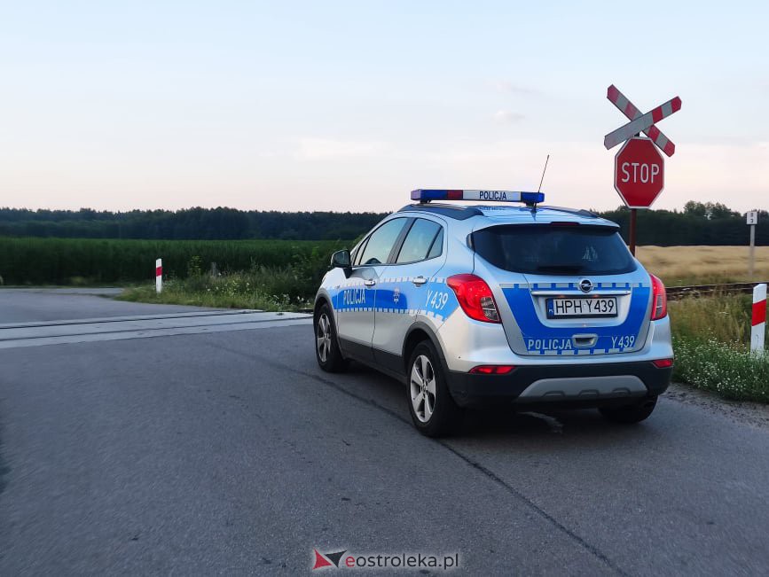 Wypadek na przejeździe kolejowym w Grucelach [12.07.2021] - zdjęcie #9 - eOstroleka.pl