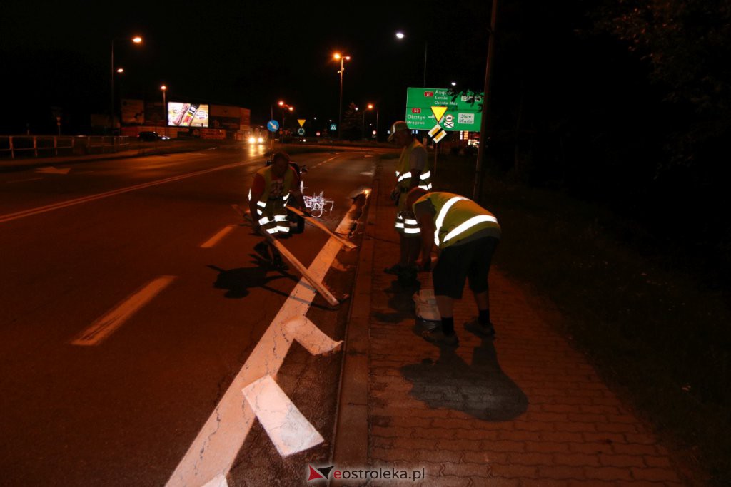 Trwa nocne odnawianie oznakowania na jezdniach w Ostrołęce [13.07.2021] - zdjęcie #1 - eOstroleka.pl