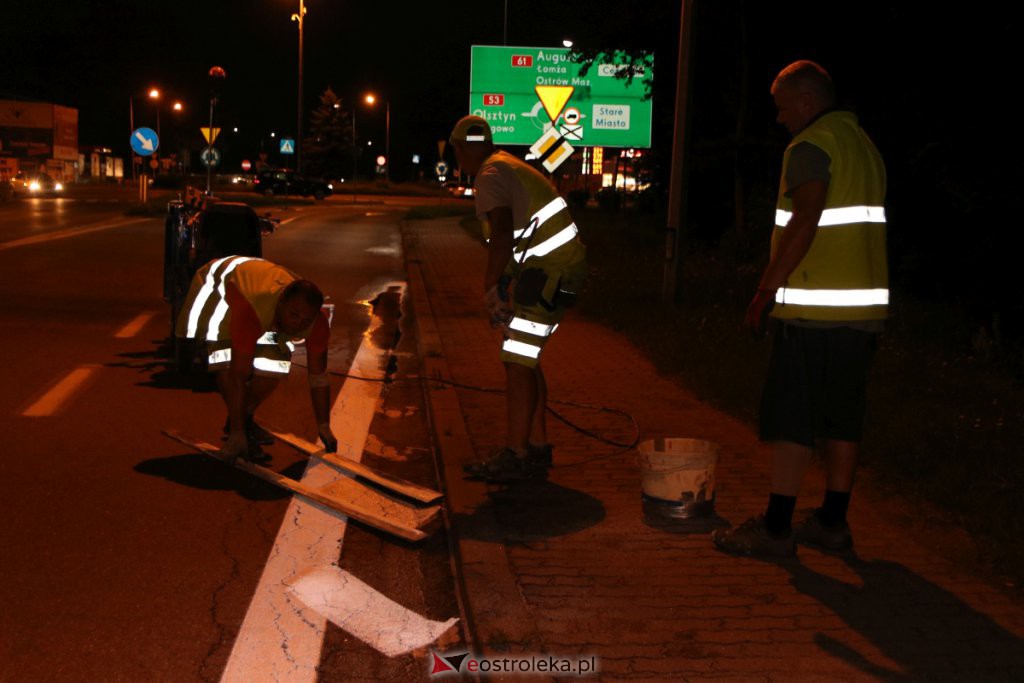 Trwa nocne odnawianie oznakowania na jezdniach w Ostrołęce [13.07.2021] - zdjęcie #2 - eOstroleka.pl