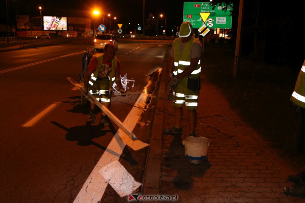 Trwa nocne odnawianie oznakowania na jezdniach w Ostrołęce [13.07.2021] - zdjęcie #3 - eOstroleka.pl