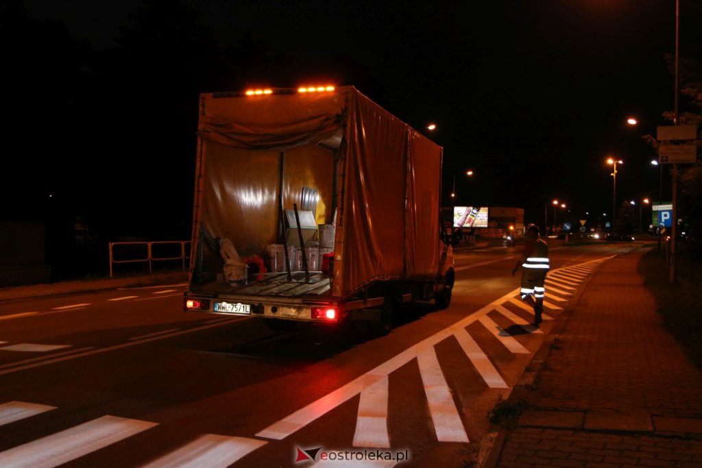 Trwa nocne odnawianie oznakowania na jezdniach w Ostrołęce [13.07.2021] - zdjęcie #4 - eOstroleka.pl