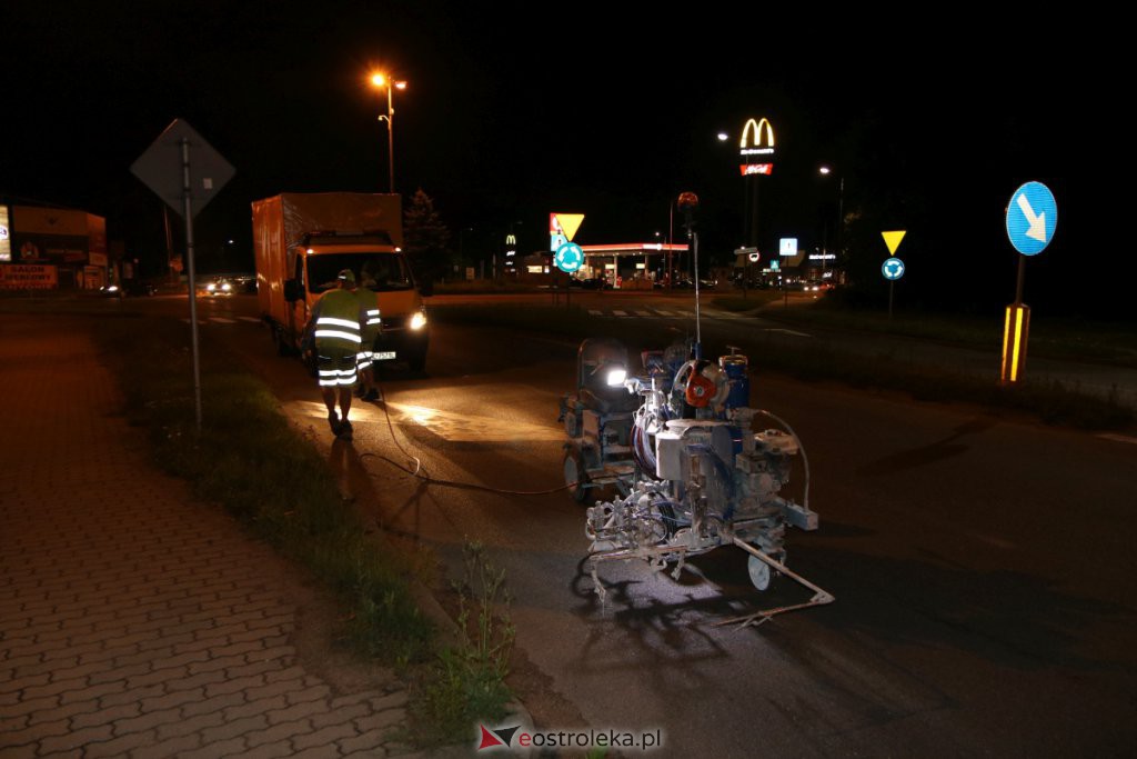 Trwa nocne odnawianie oznakowania na jezdniach w Ostrołęce [13.07.2021] - zdjęcie #5 - eOstroleka.pl