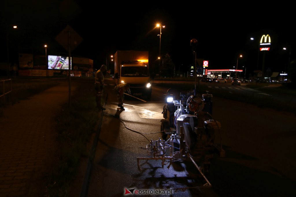 Trwa nocne odnawianie oznakowania na jezdniach w Ostrołęce [13.07.2021] - zdjęcie #6 - eOstroleka.pl