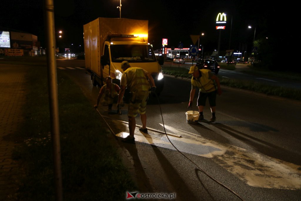 Trwa nocne odnawianie oznakowania na jezdniach w Ostrołęce [13.07.2021] - zdjęcie #7 - eOstroleka.pl
