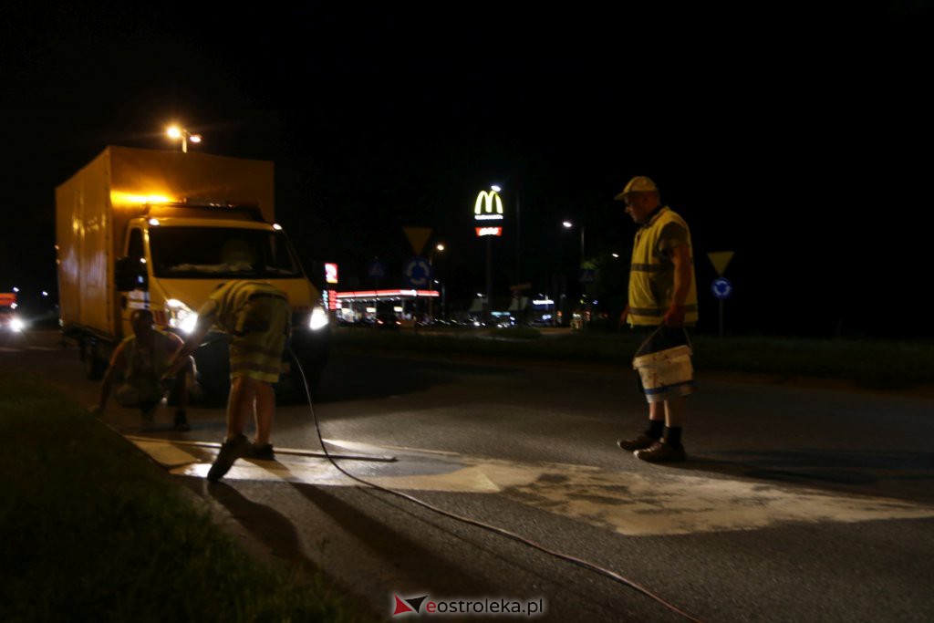 Trwa nocne odnawianie oznakowania na jezdniach w Ostrołęce [13.07.2021] - zdjęcie #8 - eOstroleka.pl