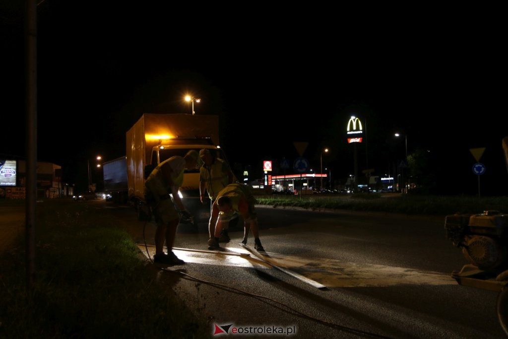 Trwa nocne odnawianie oznakowania na jezdniach w Ostrołęce [13.07.2021] - zdjęcie #9 - eOstroleka.pl