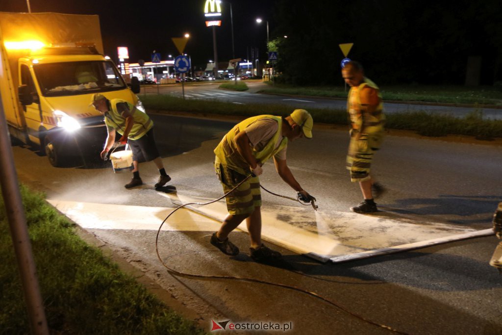 Trwa nocne odnawianie oznakowania na jezdniach w Ostrołęce [13.07.2021] - zdjęcie #10 - eOstroleka.pl