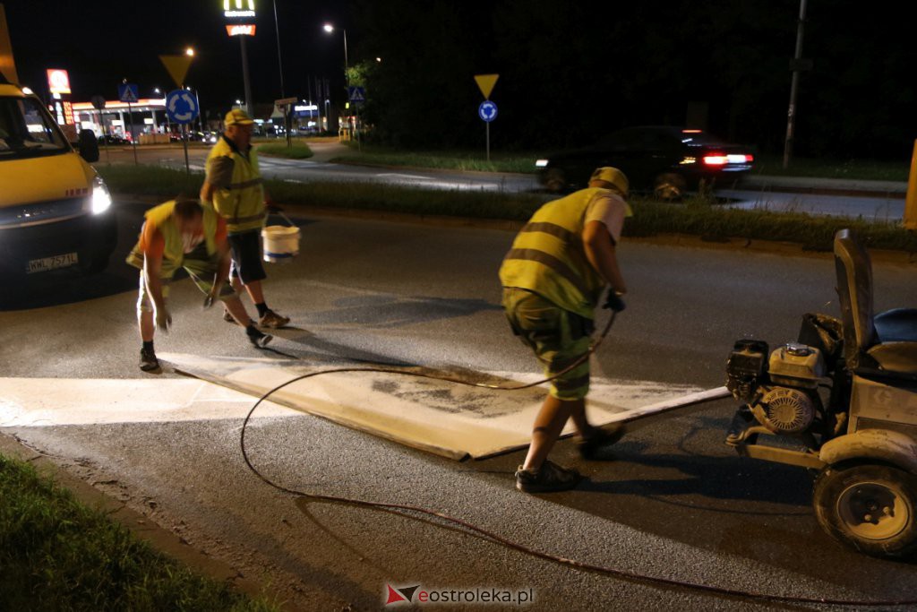 Trwa nocne odnawianie oznakowania na jezdniach w Ostrołęce [13.07.2021] - zdjęcie #11 - eOstroleka.pl