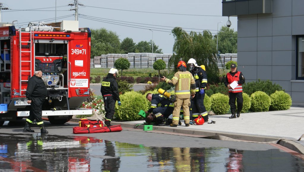 Pożar magazynu dużego zakładu produkcyjnego. W akcji kilka jednostek strażackich [15.07.2021] - zdjęcie #1 - eOstroleka.pl