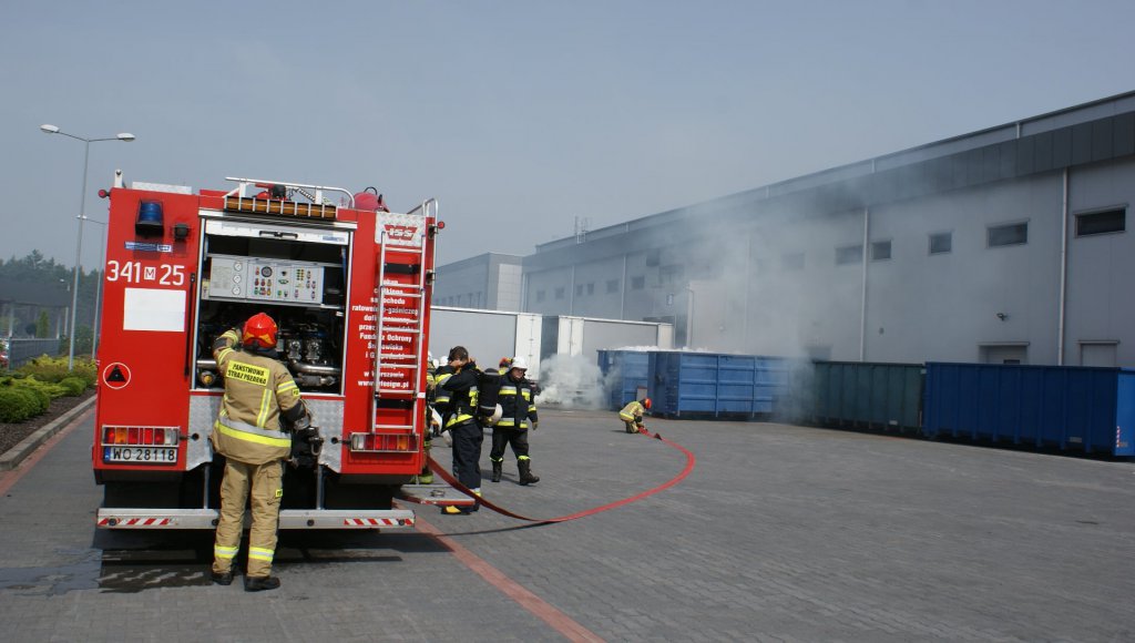 Pożar magazynu dużego zakładu produkcyjnego. W akcji kilka jednostek strażackich [15.07.2021] - zdjęcie #2 - eOstroleka.pl