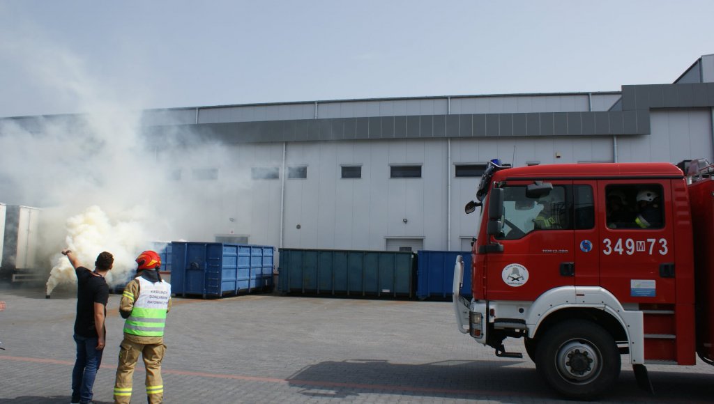 Pożar magazynu dużego zakładu produkcyjnego. W akcji kilka jednostek strażackich [15.07.2021] - zdjęcie #3 - eOstroleka.pl