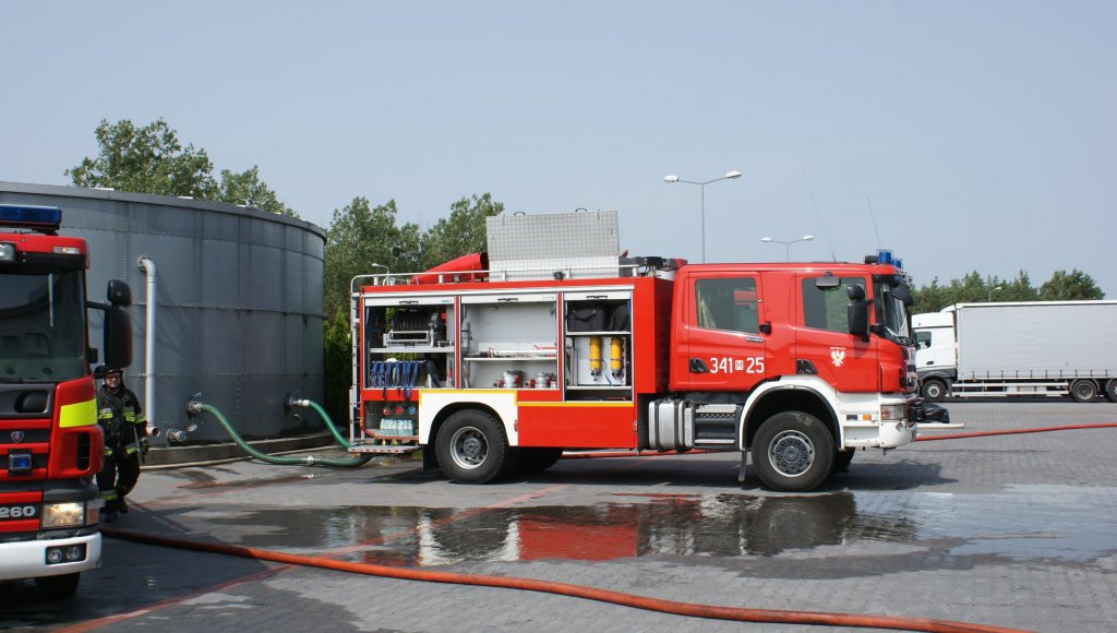 Pożar magazynu dużego zakładu produkcyjnego. W akcji kilka jednostek strażackich [15.07.2021] - zdjęcie #4 - eOstroleka.pl