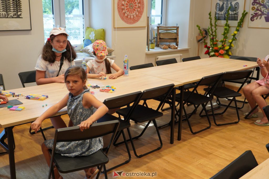 Warsztaty „Etnodizajn po kurpiowsku” - „Burśtyny z modeliny” [18.07.2021] - zdjęcie #15 - eOstroleka.pl