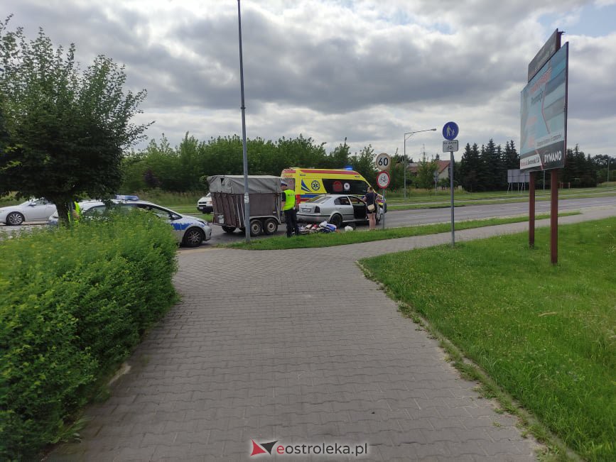 Wypadek przy rondzie Kupiszewskiego. Rowerzystka pod kołami osobówki z przyczepką [19.07.2021] - zdjęcie #1 - eOstroleka.pl