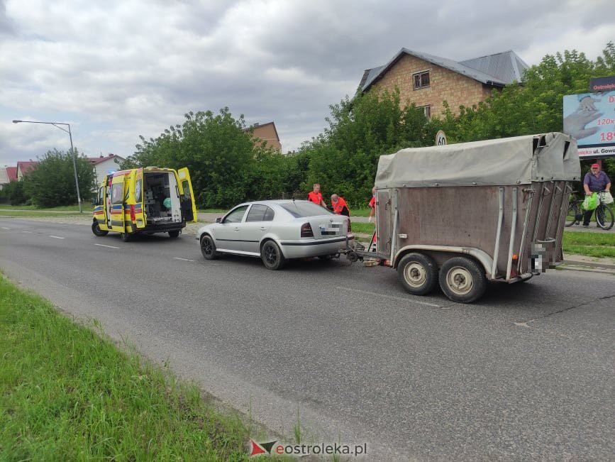 Wypadek przy rondzie Kupiszewskiego. Rowerzystka pod kołami osobówki z przyczepką [19.07.2021] - zdjęcie #2 - eOstroleka.pl